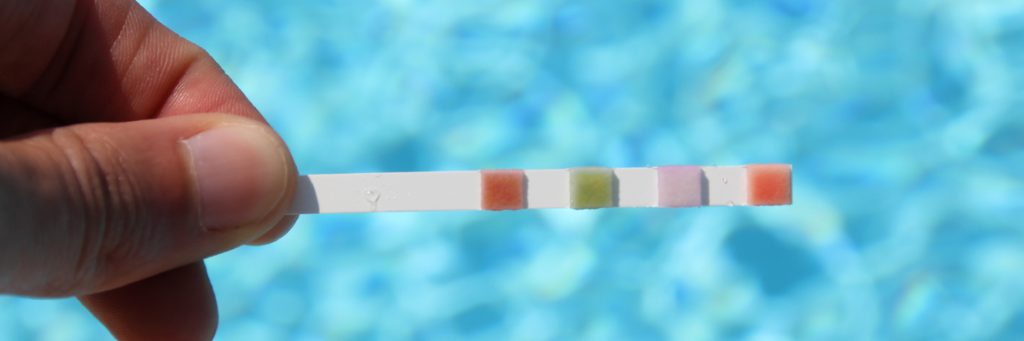 Bandelette pour analyser l'eau de votre piscine