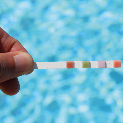 Conseils piscine : contrôlez le pH de l'eau de votre piscine.
